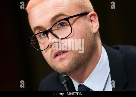 Washington DC, Stati Uniti d'America. 16 Maggio, 2018. Cambridge Analytica whistleblower Christopher Wylie testimonia prima di un potere giudiziario del senato audizione del Comitato su Cambridge Analytica e il futuro della privacy dei dati a Washington D.C. il 16 maggio 2018. Credito: Kristoffer Tripplaar/Alamy Live News Foto Stock