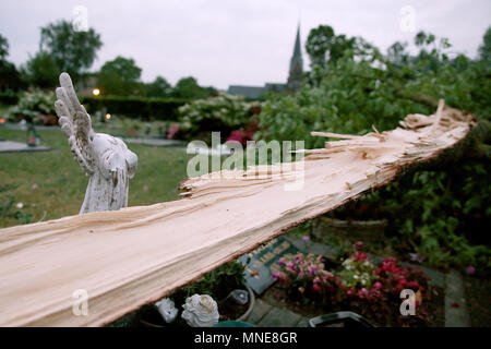 16 maggio 2018, Germania, Schwalmtal: un albero caduto che giace accanto a un distrutto figura di angelo ina giardino. Il tornado ha, secondo le autorità, un 'causarono un percorso di distruzione'. Almeno una persona è stata gravemente ferito dalla tempesta. Foto: David Giovani/dpa Foto Stock