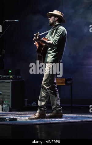 Londra, Regno Unito. 16 maggio 2018. Ray Lamontagne performing live sul palco del Eventim Hammersmith Apollo a Londra per la prima data del suo tour del Regno Unito. Foto data: mercoledì 16 maggio 2018. Foto: Roger Garfield/Alamy Live News Foto Stock