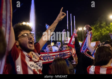 Madrid, Spagna. 16 Maggio, 2018. Atlético de Madrid tifosi celebrando UEFA Europa League titolo dopo aver vinto la partita finale contro l'Olympique De Marseille da 0 - 3. A Madrid, Spagna. Credito: Marcos del Mazo/Alamy Live News Foto Stock