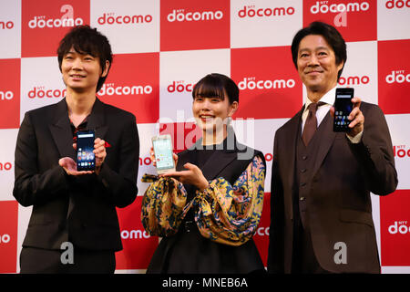 Tokyo, Giappone. 16 Maggio, 2018. Gli attori giapponesi e attrice (L-R) Andare Ayano, Mitsuki Takahata e Shinichi Tsutsumi partecipare ad un evento promozionale del Giappone della comunicazione mobile giant NTT DOCOMO a Tokyo su Mercoledì, 16 maggio 2018. NTT DOCOMO avrà inizio la nuova intelligenza artificiale (AI) servizio 'My daiz' e il nuovo servizio di FinTech "Theo docomo' da questo mese. Credito: Yoshio Tsunoda/AFLO/Alamy Live News Foto Stock