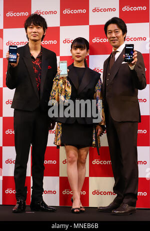 Tokyo, Giappone. 16 Maggio, 2018. Gli attori giapponesi e attrice (L-R) Andare Ayano, Mitsuki Takahata e Shinichi Tsutsumi partecipare ad un evento promozionale del Giappone della comunicazione mobile giant NTT DOCOMO a Tokyo su Mercoledì, 16 maggio 2018. NTT DOCOMO avrà inizio la nuova intelligenza artificiale (AI) servizio 'My daiz' e il nuovo servizio di FinTech "Theo docomo' da questo mese. Credito: Yoshio Tsunoda/AFLO/Alamy Live News Foto Stock