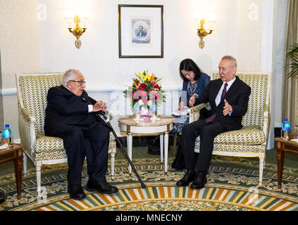 Washington, Stati Uniti d'America. 16 Maggio, 2018. Il presidente cinese Xi Jinping è inviato speciale e Vice Premier Liu He (R), anche un membro dell'ufficio politico del Partito Comunista della Cina Comitato centrale e capo del lato cinese della Cina-USA esauriente dialogo economico, si incontra con ex U.S. Il segretario di Stato Henry Kissinger in Washington, Stati Uniti, 16 maggio 2018. Credito: Wang Ying/Xinhua/Alamy Live News Foto Stock