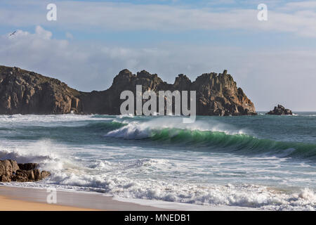 Porthcurno onde di laminazione Foto Stock