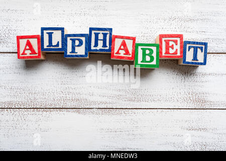 La parola -alfabeto- scritto con blocco di legno lettere Foto Stock