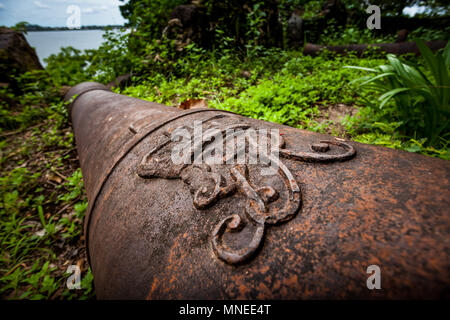 Bunce Island, Sierra Leone - Giugno 02, 2013: Africa occidentale, Bunce isola era una schiava britannica trading post nel XVIII secolo. Dalle sue sponde, decine di t Foto Stock