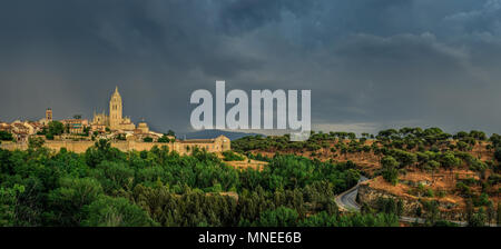 Vista panoramica con il drammatico nuvole temporalesche sulla Cattedrale Santa Maria nella città di Segovia in Spagna. Foto Stock