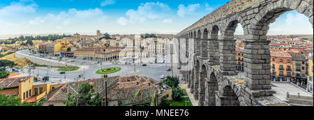 Vista panoramica a Plaza del Azoguejo e lo storico acquedotto romano. Foto Stock