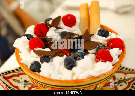 Coppa di gelato Gelato Paciugo Portofino, gelato italiano ciotola mescolare panna Lamponi Mirtilli scaglie di cioccolato Foto Stock