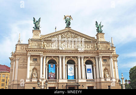 LVIV, Ucraina - 29 giugno 2014: i turisti non identificato vicino Solomiya Krushelnytska accademico di stato Opera e Balletto del Teatro (1897 - 1900), Lviv, Ucraina Foto Stock