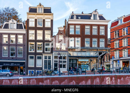 Amsterdam, Paesi Bassi - 17 Novembre 2017: Le tradizionali case di Amsterdam Foto Stock