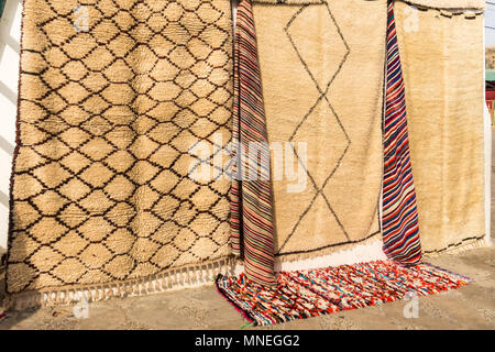 Mohair tappeti di lana appeso alla parete del souk marocchino Foto Stock