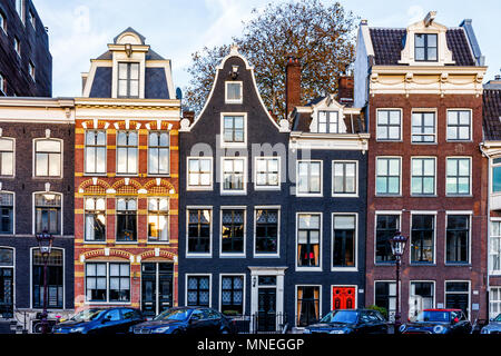 Amsterdam, Paesi Bassi - 17 Novembre 2017: Le tradizionali case di Amsterdam Foto Stock