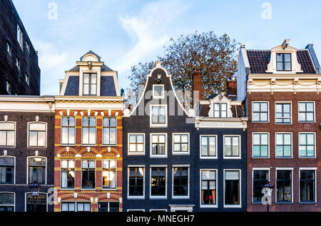Amsterdam, Paesi Bassi - 17 Novembre 2017: Le tradizionali case di Amsterdam Foto Stock