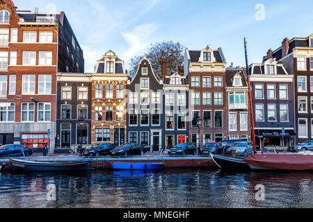 Amsterdam, Paesi Bassi - 17 Novembre 2017: Le tradizionali case di Amsterdam Foto Stock