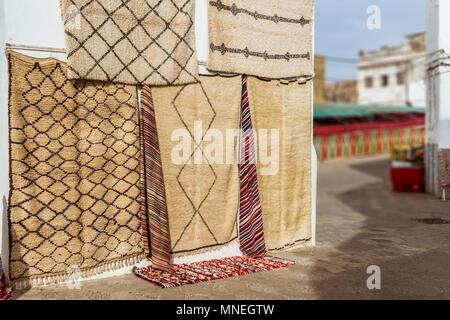 Mohair tappeti di lana appeso alla parete del souk marocchino Foto Stock