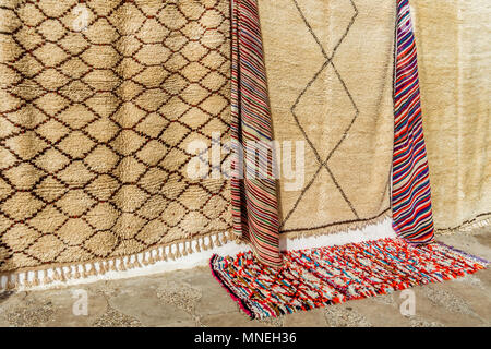 Mohair tappeti di lana appeso alla parete del souk marocchino Foto Stock