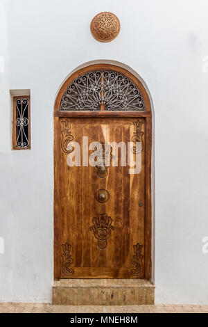 Intagliato porta in legno in stile marocchino Foto Stock