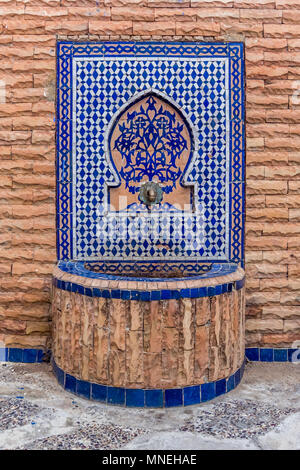 Bella Fontana decorata con piastrelle marocchine Foto Stock