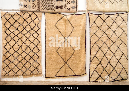 Mohair tappeti di lana appeso alla parete del souk marocchino Foto Stock