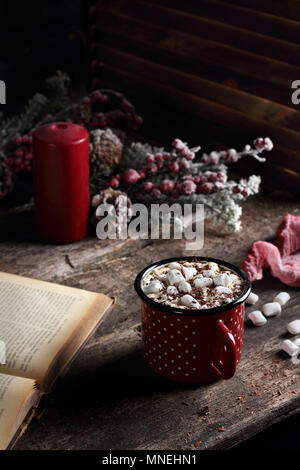 Caffè caldo con marshmallow e cioccolato su una tavola di legno, decorazioni di Natale Foto Stock