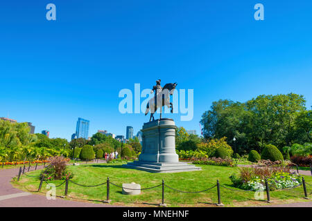 Boston, Massachusetts, STATI UNITI D'America - 12 Settembre 2016: Appena beyound Arlington Stree entrata di Boston Public Gardens è una statua di George Washington o Foto Stock