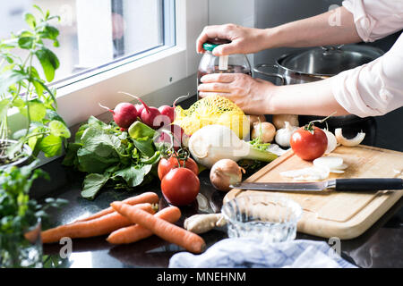 Home Cucina verdure in una moderna cucina Foto Stock