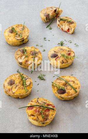 Mini frittatas con funghi Foto Stock