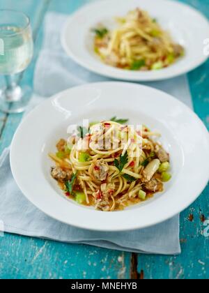 Increspature e granchio Linguine con pomodori verdi e peperoncino Foto Stock