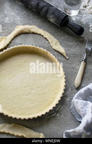 Impasto in una teglia da forno Foto Stock