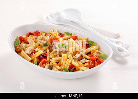 Caserecce con insalata di pesce spada alla griglia e pepe Foto Stock