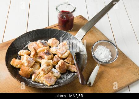 Pan di shredded pancake con damson composta e zucchero a velo Foto Stock