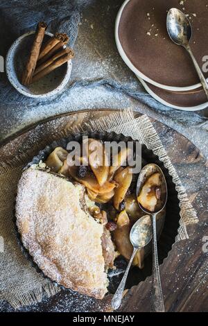 Torta di mele con uva sultanina e cannella Foto Stock