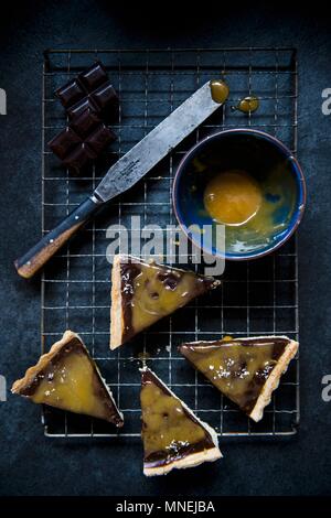 Quattro fette di cioccolato e salati carmelo tart (visto da sopra) Foto Stock