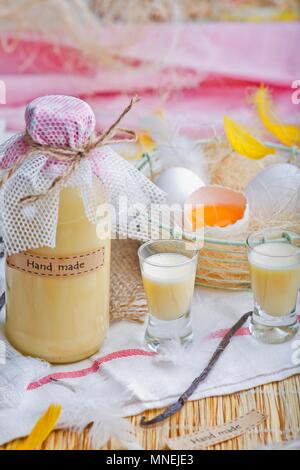 Zabaione fatti in casa e un cesto in filo di uova fresche Foto Stock