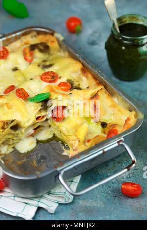 Lasagne al pesto e pomodorini Foto Stock