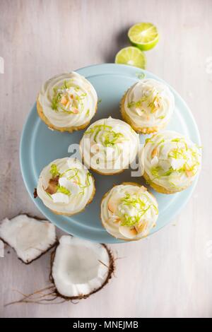 Calce & tortini di cocco su una torta di stand Foto Stock