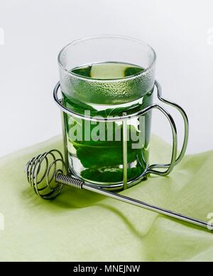 Un bicchiere di tè alla menta con foglie di menta fresca Foto Stock