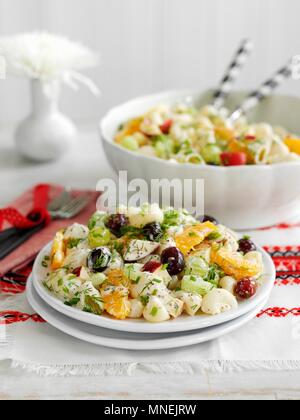 Un fruttato insalata di pasta con olive Foto Stock