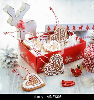 Biscotti di Natale decorato con glassa in una confezione regalo Foto Stock