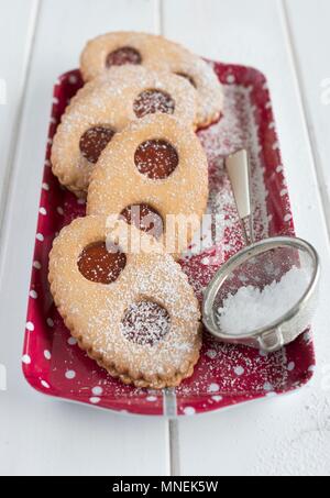 Confettura di fragole round biscotti frollini Foto Stock