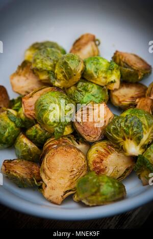 Arrosto di cavolini di Bruxelles in una ciotola Foto Stock