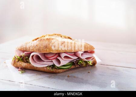 La ciabatta in rotolo con prosciutto, ravanelli, cetriolo e lattuga Foto Stock