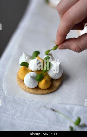 Lemon Meringue crostate con basilico Foto Stock