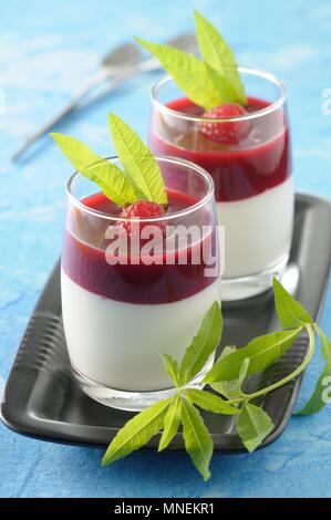 Latte di cocco panna cotta con coulis di lampone e verbena del limone Foto Stock