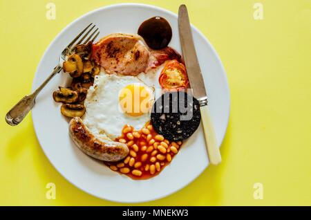 Una prima colazione inglese su una piastra Foto Stock