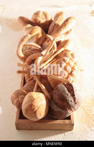 Una disposizione di vari tipi di pane Foto Stock