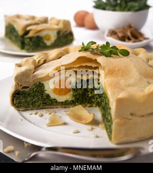 La torta pasqualina (piccante torta di Pasqua con uovo, Italia) Foto Stock