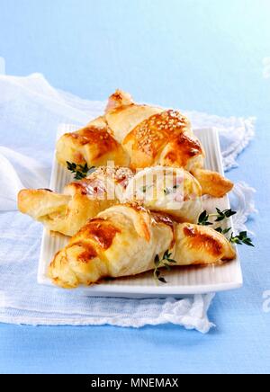 Prosciutto e formaggio croissant con semi di sesamo Foto Stock