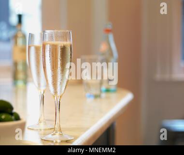 Due bicchieri di vino spumante su una barra Foto Stock